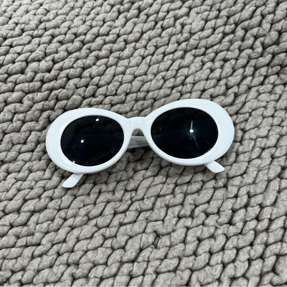 WHITE SUNGLASSES